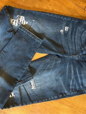 White Black Women's Skinny Jeans in Dark Wash with Distressed Detail